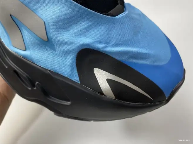 'Bright Cyan' GZ3079 Boost Yeezy 700 ADIDAS MNVN 0702